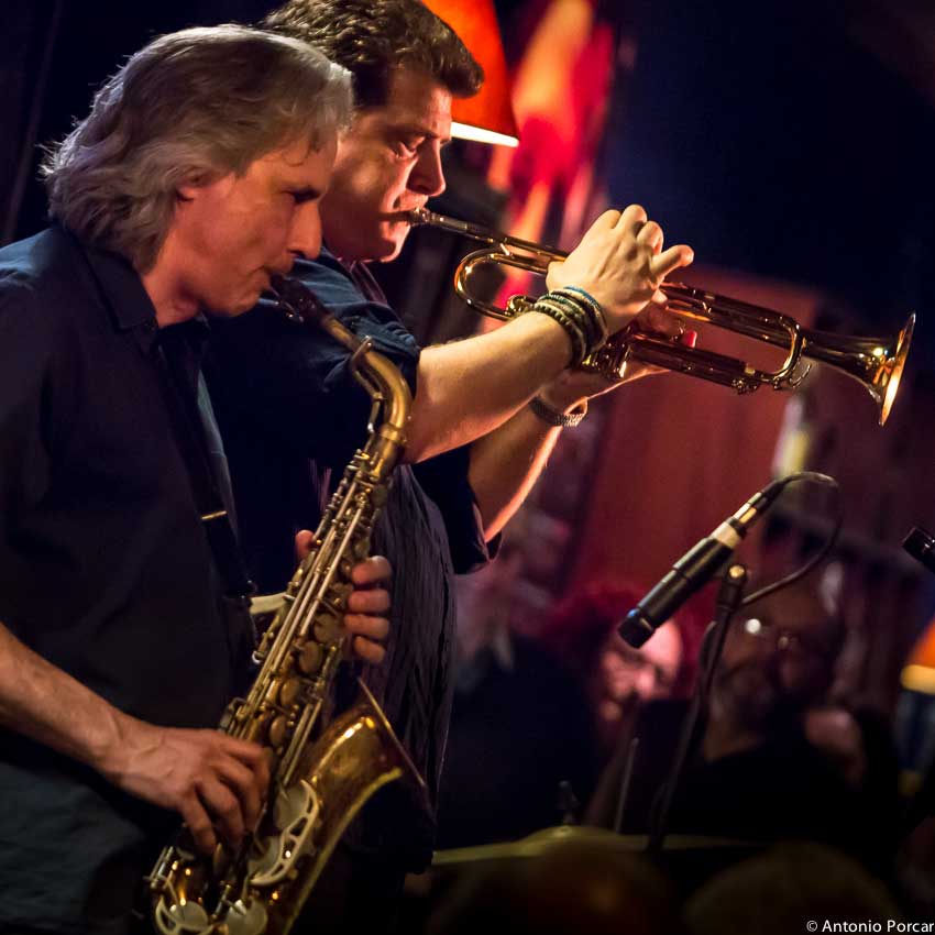 CapitalJazzClub's tweet photo. #NowPlaying, 'Brooklyn', off @JoeMagnarelli, & the #PericoSambeat Quartet's *Pòrtico*. (2017). The #CapitalJazzClub984, with #JacobAsiyo, & @KaimaMwiti.
Alto Saxophone: Perico Sambeat
Bass: Ignasi González
Drums: Andrea Michelutti
Piano: Fabio Miano
Trumpet: Joe Magnarelli. https://t.co/7jmjjLni3V