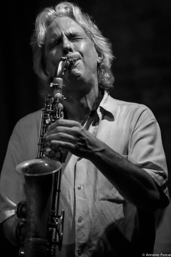 CapitalJazzClub's tweet photo. #NowPlaying, 'Brooklyn', off @JoeMagnarelli, & the #PericoSambeat Quartet's *Pòrtico*. (2017). The #CapitalJazzClub984, with #JacobAsiyo, & @KaimaMwiti.
Alto Saxophone: Perico Sambeat
Bass: Ignasi González
Drums: Andrea Michelutti
Piano: Fabio Miano
Trumpet: Joe Magnarelli. https://t.co/7jmjjLni3V