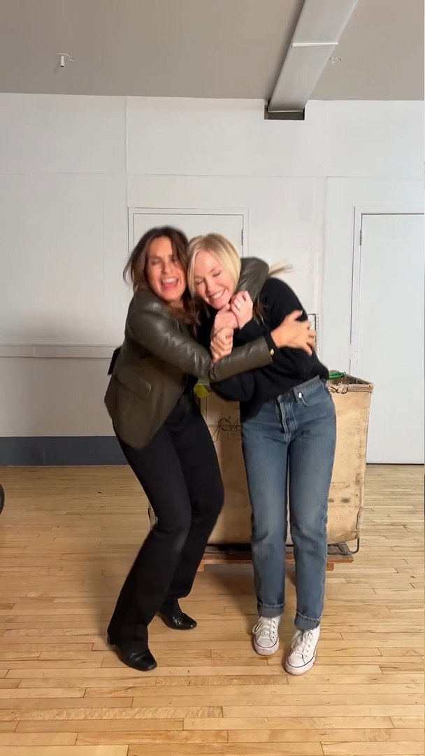 ThenaluvsKpop's tweet photo. She fought long and hard to bring her back full time ๐ค๐ค๐ค #mariskahargitay #kelligiddish #oliviabenson #amandarollins #rollivia #svu #svu27 @KelliGiddish https://t.co/FvRWjgKzfM
