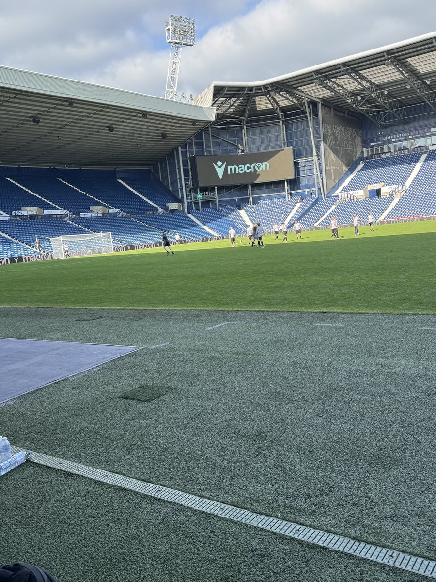 𝐿 𝒶 𝓊 𝓇 𝑒 𝓃 tweet media