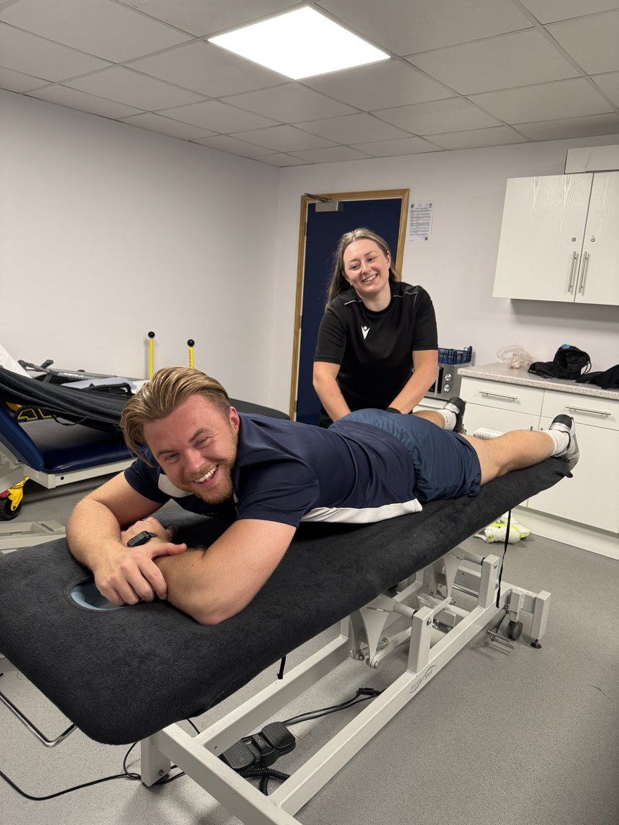 𝐿 𝒶 𝓊 𝓇 𝑒 𝓃 tweet media