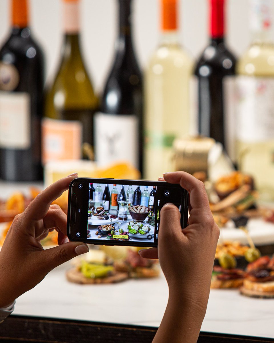 If the phone eats first, make sure it captures more than just the plate. 🍽📸 Behind every perfect bite is a story. This is the soul of Spanish flavor. riberaruedawine.com/article/the-so…

#riberadelduero #doribera #DORueda #TheSoulOfSpanishFlavor #PhoneEatsFirst