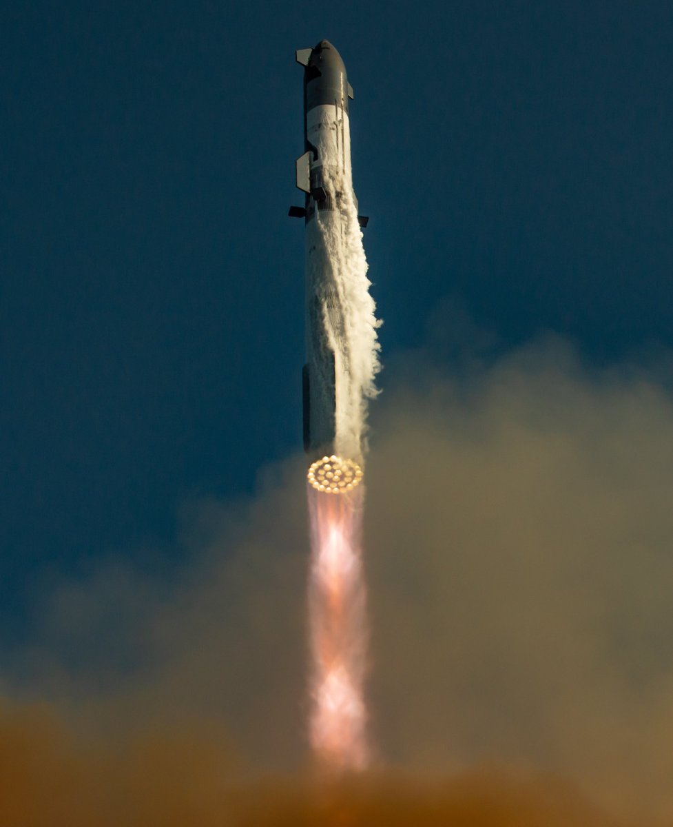 jsaluterphoto's tweet photo. Point and shoot. I aimed high above the cloud of smoke to hopefully catch Starship in flight. Used a Nikon D3200 with a 18-55mm kit lens for this and was not expecting anything when I got back to site for remote pickup. Surprisingly It worked.
#ift6 #starbase #spacex https://t.co/Mt2Ly9tigu