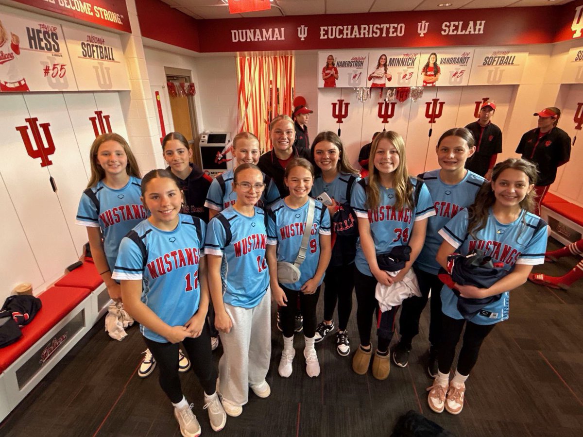 RoundTripperAca's tweet image. Huge thanks to @averyparker0321 for spending time with our 13u @1MustangsNation Walters! 

It was awesome for the girls to meet a true RoundTripper alum. 

Wishing her the best this postseason! ❤️🥎 

#Postseason #WhereTheProsGo #family