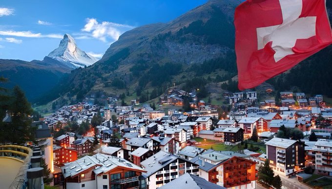 MatiasSchrank's tweet photo. En Suiza, 1 de cada 7 adultos es millonario.

Esto es 5 veces más que en Estados Unidos.

Así que quise aprender sus hábitos para hacerse ricos.

He aquí 7 maneras que tienen los suizos de enfocar el dinero para hacerse más ricos que tú: https://t.co/Q7VgNvQyX0
