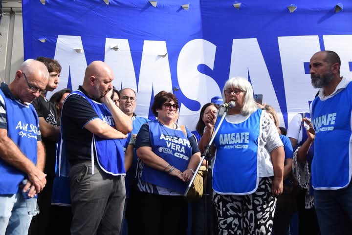 ✔️ JORNADA PROVINCIAL DE PROTESTA DE AMSAFE: EXIGIMOS SE DECLARE INCONSTITUCIONAL LA REFORMA PREVISIONAL 

✔️ ACTO FRENTE AL EDIFICIO SEDE DE LA CORTE SUPREMA DE JUSTICIA DE SANTA FE