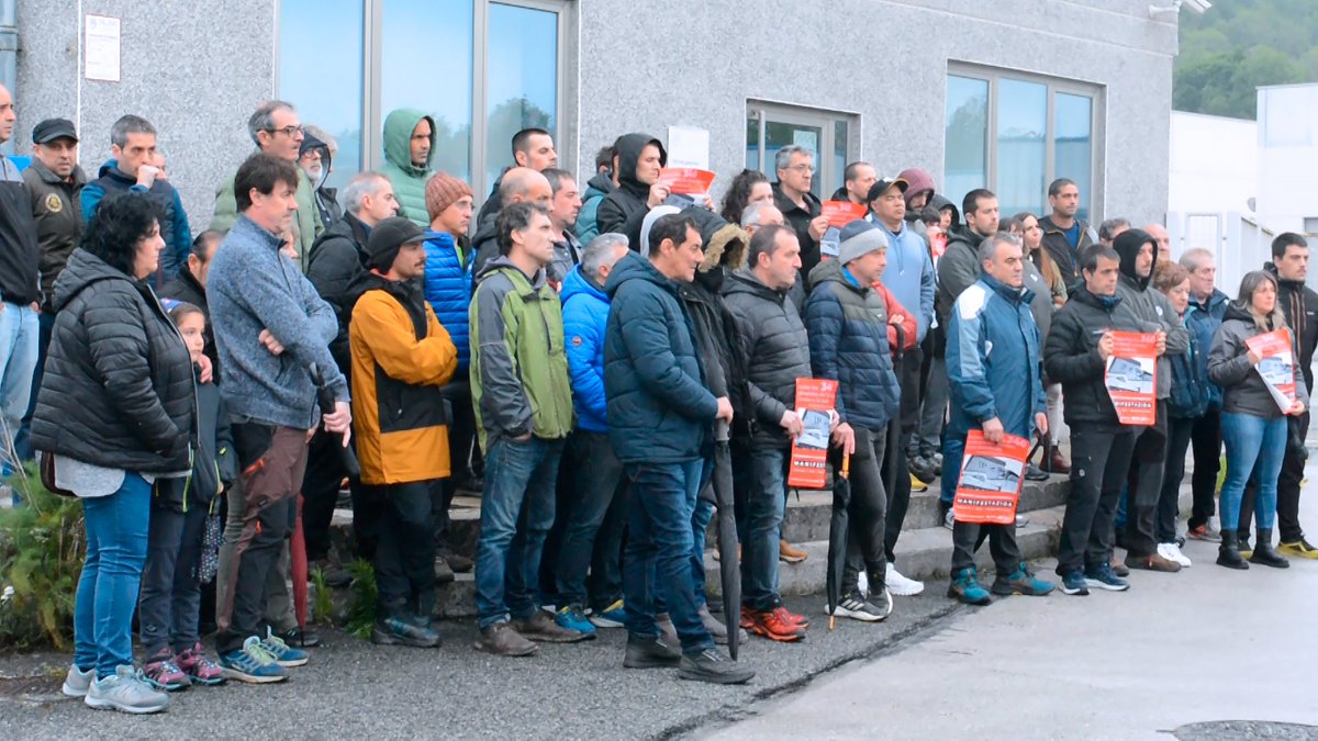 📸 Gaurkoan Sunsundeguiko langileekin batera bildu gara enpresaren sarreran zuzendaritzak eta instituzioek langileen baldintzen gaineko ardura falta salatzeko asmoarekin.