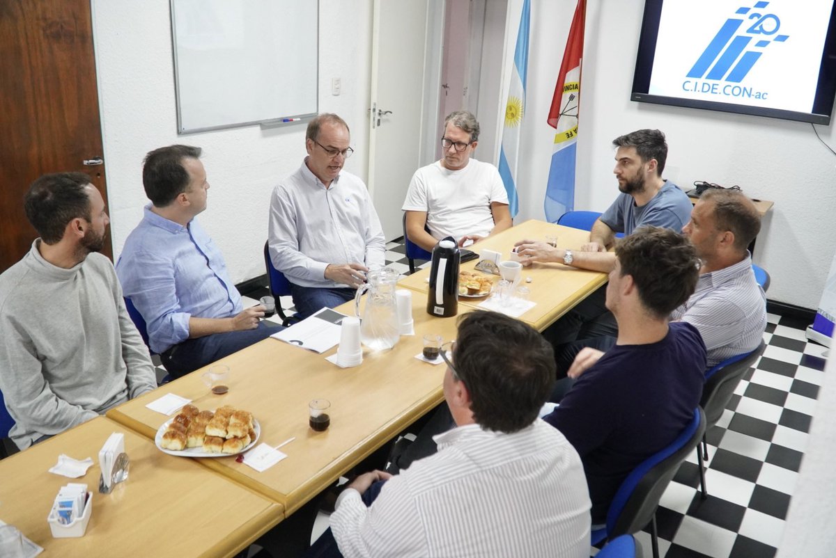 jqnblanco's tweet photo. En Villa Constitución nos reunimos con la Cámara Industrial del Dpto. Constitución y conocimos Elseg, una fábrica de aberturas de aluminio. La política macroeconómica golpea duro a todo el entramado productivo de la región.

Además, nos reunimos con compañeros y compañeras de Unidos. Junto a Diego Martín hay un gran equipo para construir un mejor futuro para la ciudad.