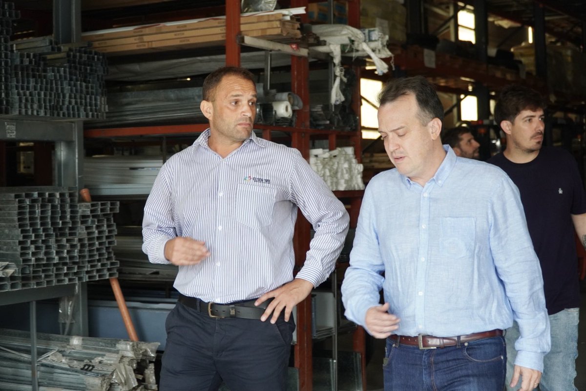 jqnblanco's tweet photo. En Villa Constitución nos reunimos con la Cámara Industrial del Dpto. Constitución y conocimos Elseg, una fábrica de aberturas de aluminio. La política macroeconómica golpea duro a todo el entramado productivo de la región.

Además, nos reunimos con compañeros y compañeras de Unidos. Junto a Diego Martín hay un gran equipo para construir un mejor futuro para la ciudad.