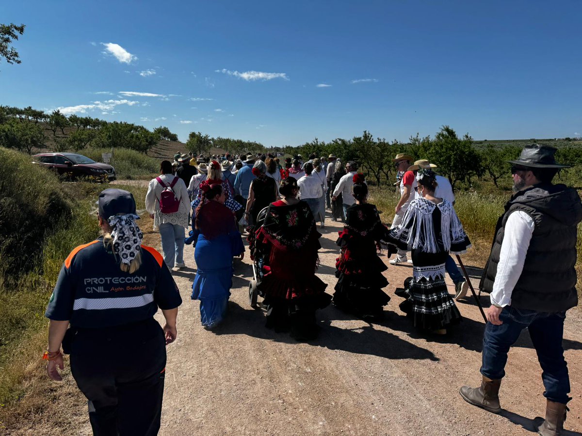 AVPC_Badajoz's tweet photo. Esta mañana nuestros voluntarios se han desplazado hasta Villafranca de los Barros para colaborar en su romería. https://t.co/5Wtu4l8Wls