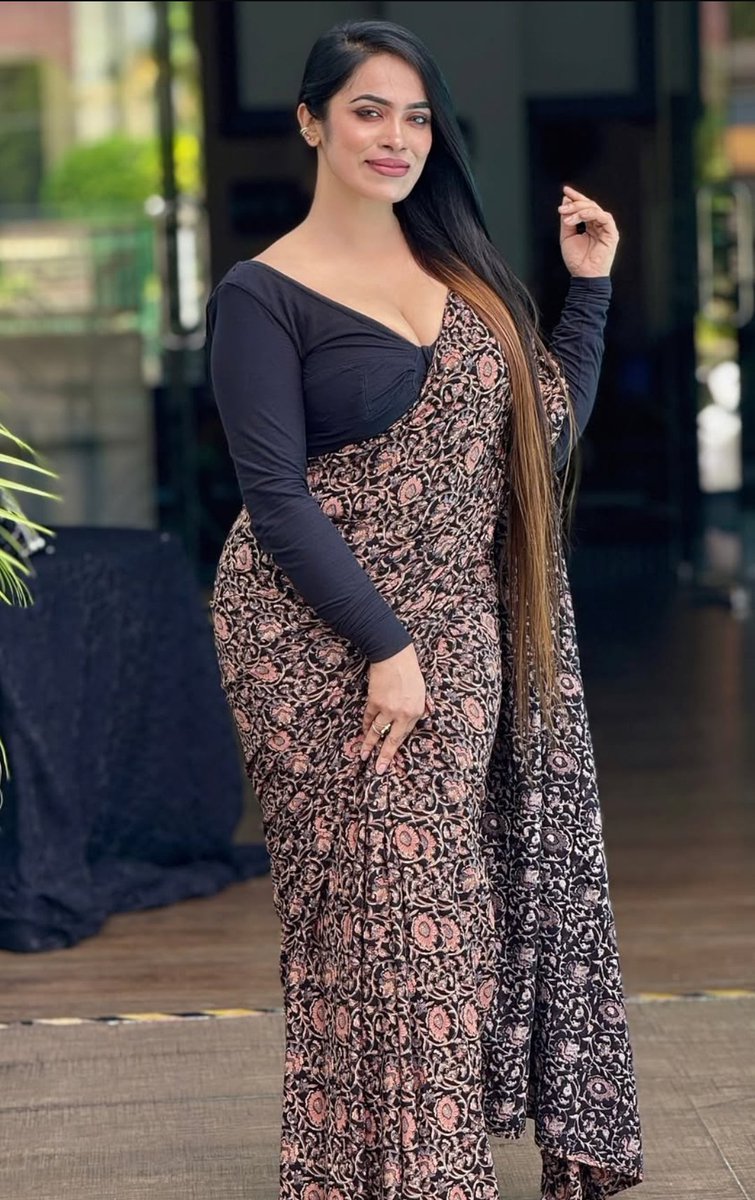 NoctraRules's tweet photo. My mummy @hotwifereena is CEO of #ReeSinsCorp
My mummy outside of office infront of clients
Vs
Me inside of office with clients
Once never loose one client up to now
All credits to my mummy @hotwifereena
I am just helping her as per clients requirements
She and me https://t.co/LYH1Efr3JQ