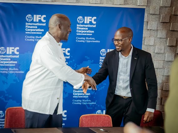 Diop_IFC's tweet photo. IFC soutient la filière avicole au #Sénégal en collaborant avec @CouvoirApran, un champion local. Ce projet créera des emplois, renforcera les petits exploitants et la sécurité alimentaire. Une belle dynamique de croissance inclusive. https://t.co/zLiducq6pw