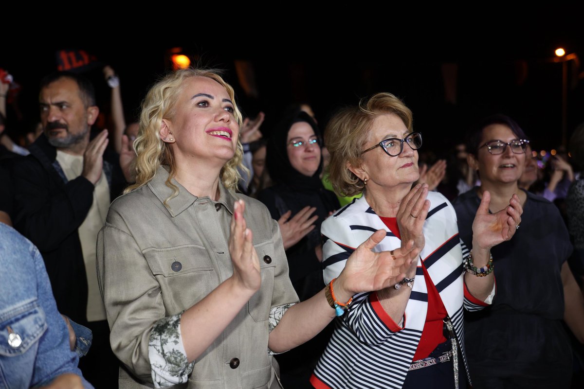 19 Mayıs Gençlik Haftası'nın coşkusunu hemşerilerimizle birlikte dolu dolu yaşıyoruz.

Bu anlamlı haftada bizlerle olan değerli müzik grubu Necati ve Saykolar’a, bizleri hiçbir zaman yalnız bırakmayan kıymetli hemşerilerime teşekkürlerimi sunuyorum.