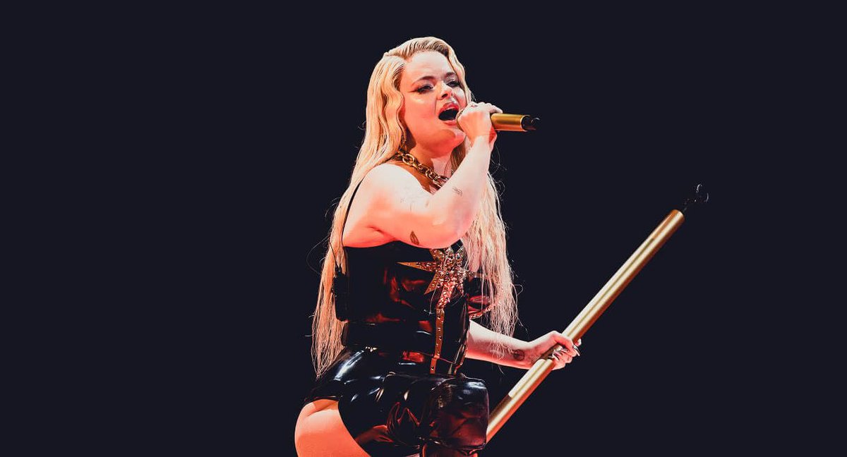 rafalozzz's tweet photo. a la izquierda dos mujeres que han sido censuradas por su ropa o por el nombre de su canción y a la derecha dos tíos que pueden salir sin camiseta sin que nadie les diga nada #EurovisionRTVE https://t.co/TiLm0HW3Ek