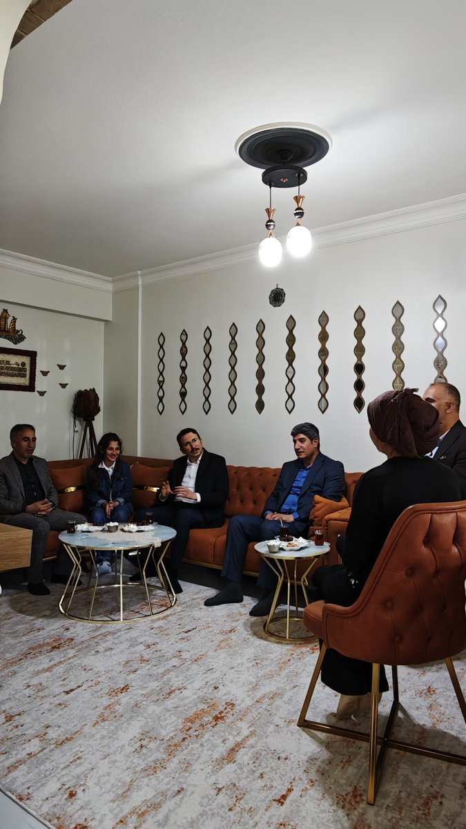 Türkiye Yüzyılı Maarif Modeli - Veli Vizyon projesi kapsamında İlçe Kaymakamımız Sayın Muhammed ÇETİN ve Okul Müdürlerimiz ile birlikte Şehit Kaymakam Ersin Ateş İlkokulu ve Atatürk Ortaokulu öğrencilerimizi evlerinde ziyaret ettik.