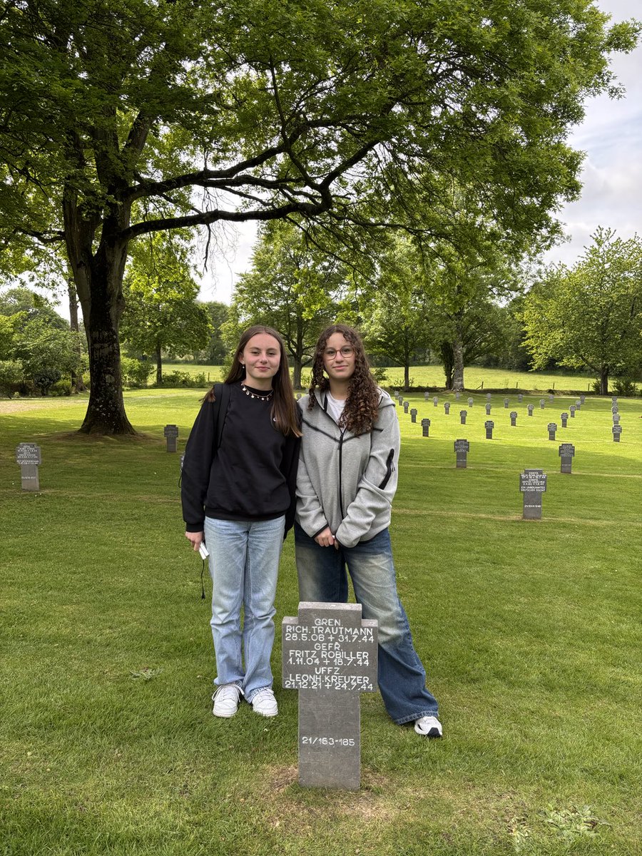 Les élèves français et allemands ont participé à une activité de restauration des stèles au sein du cimetière allemand d’Orglandes. #engagement #DevoirdeMémoire ⁦<a href="/EUErasmusPlus/">Erasmus+</a>⁩ ⁦<a href="/VilleCherbourg/">Ville de Cherbourg-en-Cotentin</a>⁩ <a href="/dsden50/">DSDEN 50</a> ⁦<a href="/Mission80ans/">Mission Libération</a>⁩ ⁦<a href="/Volksbund/">Volksbund</a>⁩