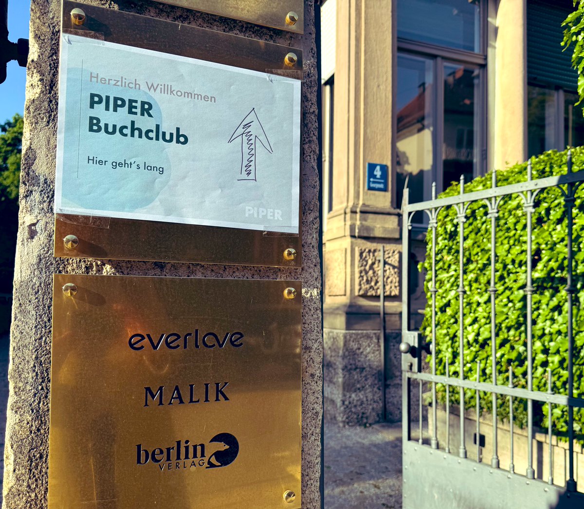 ius_res's tweet photo. Heute Abend war es endlich soweit 🤩 der erste @piperverlag #Buchclub in Schwabing hat stattgefunden 📖 Blick hinter die Kulissen eines Verlags und interessante Perspektiven rund um die Ersterscheinung von #KeineKleinigkeit von #CamillaBarnes #booklover #book https://t.co/KWVCA7Xzhm