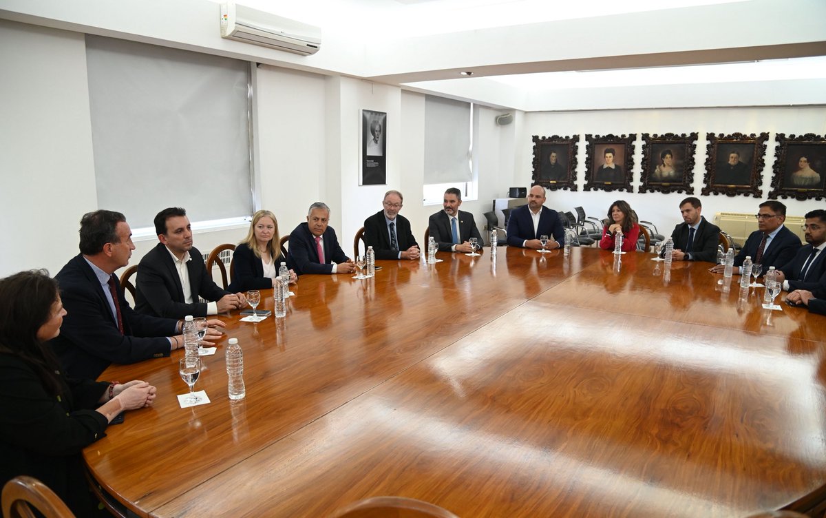 Hoy, junto al gobernador <a href="/alfredocornejo/">Alfredo Cornejo</a>, recibimos a representantes de la <a href="/CurtinUni/">Curtin University</a> de Australia, con quienes rubricamos el acuerdo que pone a Mendoza en el centro de la formación e innovación en minería.

Esta alianza estratégica con una de las universidades más prestigiosas