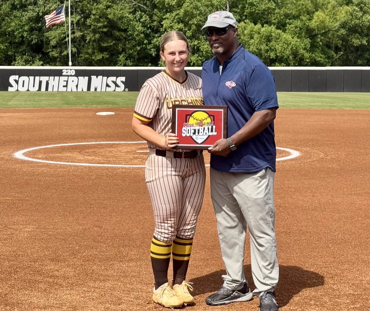 SocialSportsMs's tweet photo. East Union’s Lucy Cochran being recognized as the only 3x Miss Softball winner in Mississippi history. And she is ONLY A SOPHMORE! https://t.co/rfVQzQwhLh