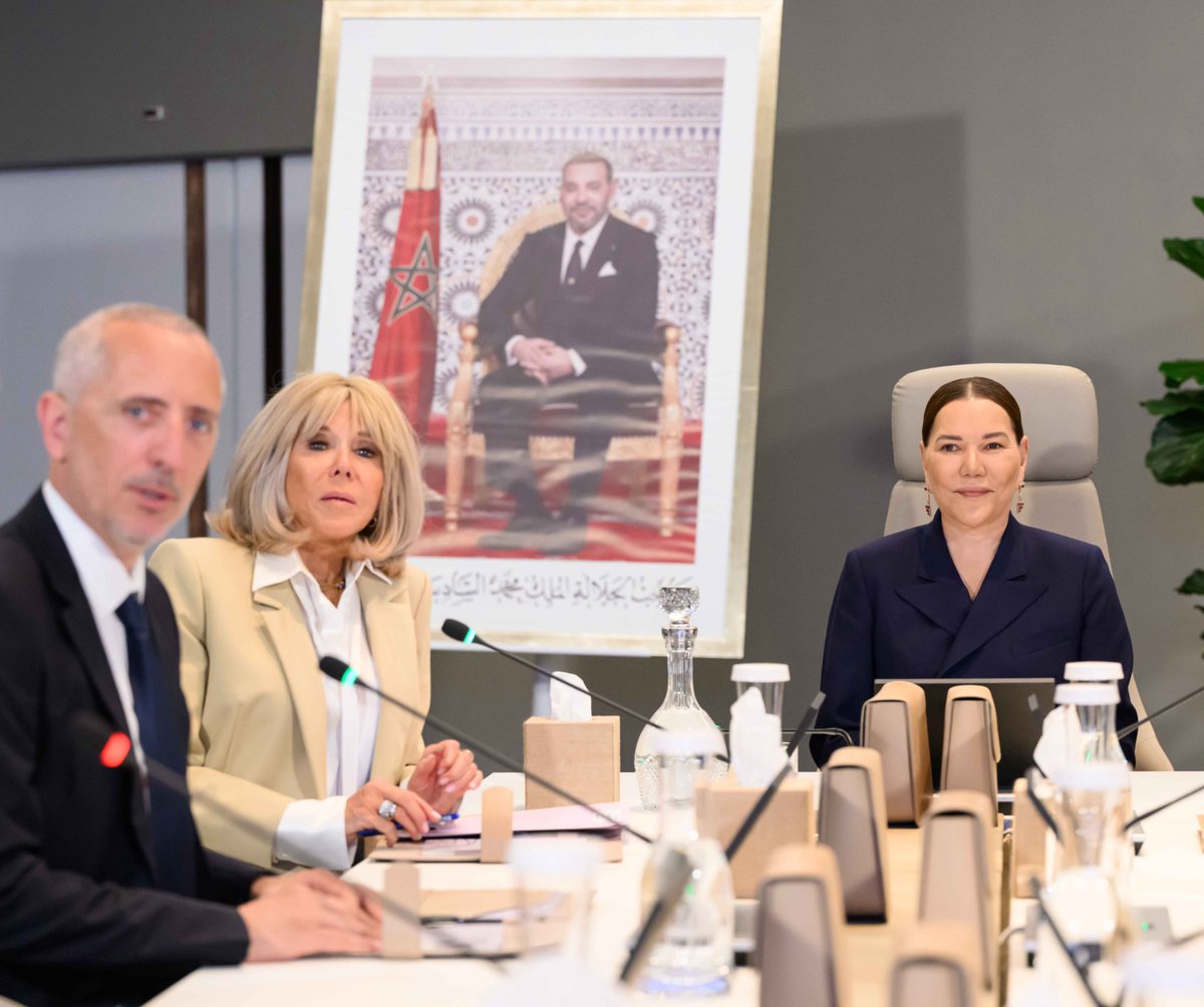 Son Altesse Royale la Princesse Lalla Hasnaa, présidente de la Fondation du Théâtre Royal de Rabat, accompagnée de Mme Brigitte Macron, préside, au Théâtre Royal de Rabat, la première session du Conseil d’Administration de ladite Fondation.
