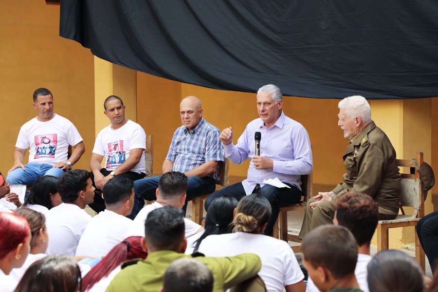 Canal Caribe (@canalcaribecuba) on Twitter photo | #Cuba 🇨🇺 #CanalCaribe |
Concluido el acto de conmemoración por el 70 aniversario de la excarcelación de #Fidel y los Moncadistas, el Presidente <a href="/DiazCanelB/">Miguel Díaz-Canel Bermúdez</a> intercambió con 70 jóvenes pineros de varios sectores.
🔗<a href="/PresidenciaCuba/">Presidencia Cuba 🇨🇺</a> | #Cuba 🇨🇺 #CanalCaribe |
Concluido el acto de conmemoración por el 70 aniversario de la excarcelación de #Fidel y los Moncadistas, el Presidente <a href="/DiazCanelB/">Miguel Díaz-Canel Bermúdez</a> intercambió con 70 jóvenes pineros de varios sectores.
🔗<a href="/PresidenciaCuba/">Presidencia Cuba 🇨🇺</a>