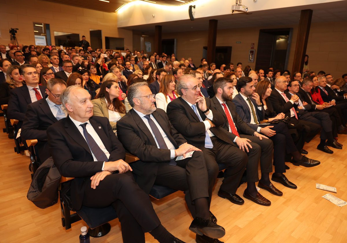 DiputaciónValladolid (@dip_va) on Twitter photo 🏆 Entrega de los 41 Premios Empresario del Año.
El diputado <a href="/robertomigallon/">Roberto Migallón</a> participa en la gala organizada por los alumnos de <a href="/comercio_uva/">Facultad de Comercio y RR.LL.-UVa</a>.
👏 Enhorabuena a Rubén de Pedro, director general de <a href="/ZenerAscensores/">Ascensores ZENER</a>, premio especial de esta edición, y al resto de galardonados. 🏆 Entrega de los 41 Premios Empresario del Año.
El diputado <a href="/robertomigallon/">Roberto Migallón</a> participa en la gala organizada por los alumnos de <a href="/comercio_uva/">Facultad de Comercio y RR.LL.-UVa</a>.
👏 Enhorabuena a Rubén de Pedro, director general de <a href="/ZenerAscensores/">Ascensores ZENER</a>, premio especial de esta edición, y al resto de galardonados.