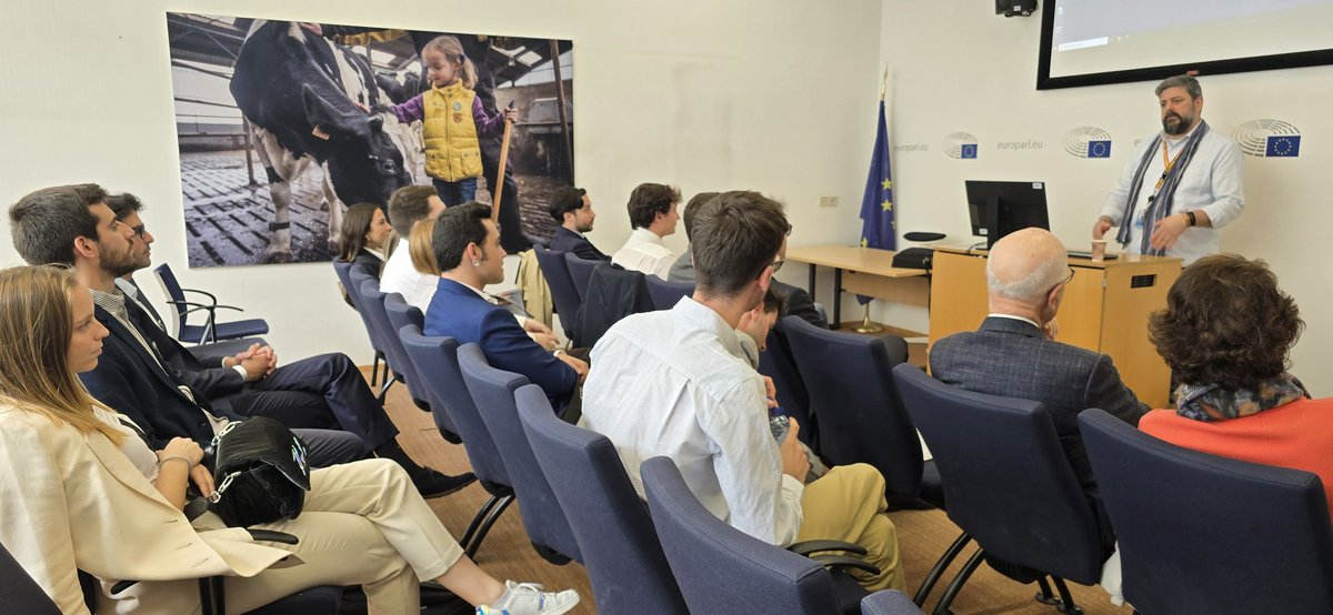 AELeadership (@aeleadership_eu) on Twitter photo Los alumnos y las alumnas de la Academia #AEL han visitado el <a href="/Europarl_EN/">European Parliament</a> en #Bruselas y han conocido la historia y el funcionamiento de la cámara parlamentaria europea.
Programa de #liderazgo para la #Europa del Siglo XXI de l'Acadèmia @aeleadership. Los alumnos y las alumnas de la Academia #AEL han visitado el <a href="/Europarl_EN/">European Parliament</a> en #Bruselas y han conocido la historia y el funcionamiento de la cámara parlamentaria europea.
Programa de #liderazgo para la #Europa del Siglo XXI de l'Acadèmia @aeleadership.