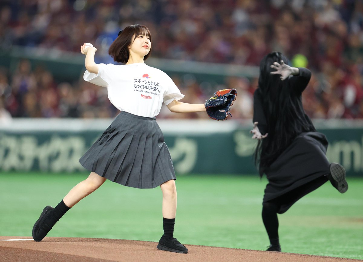 楽天対ロッテ】15日、セレモニアルピッチに登場した、なえなのさん