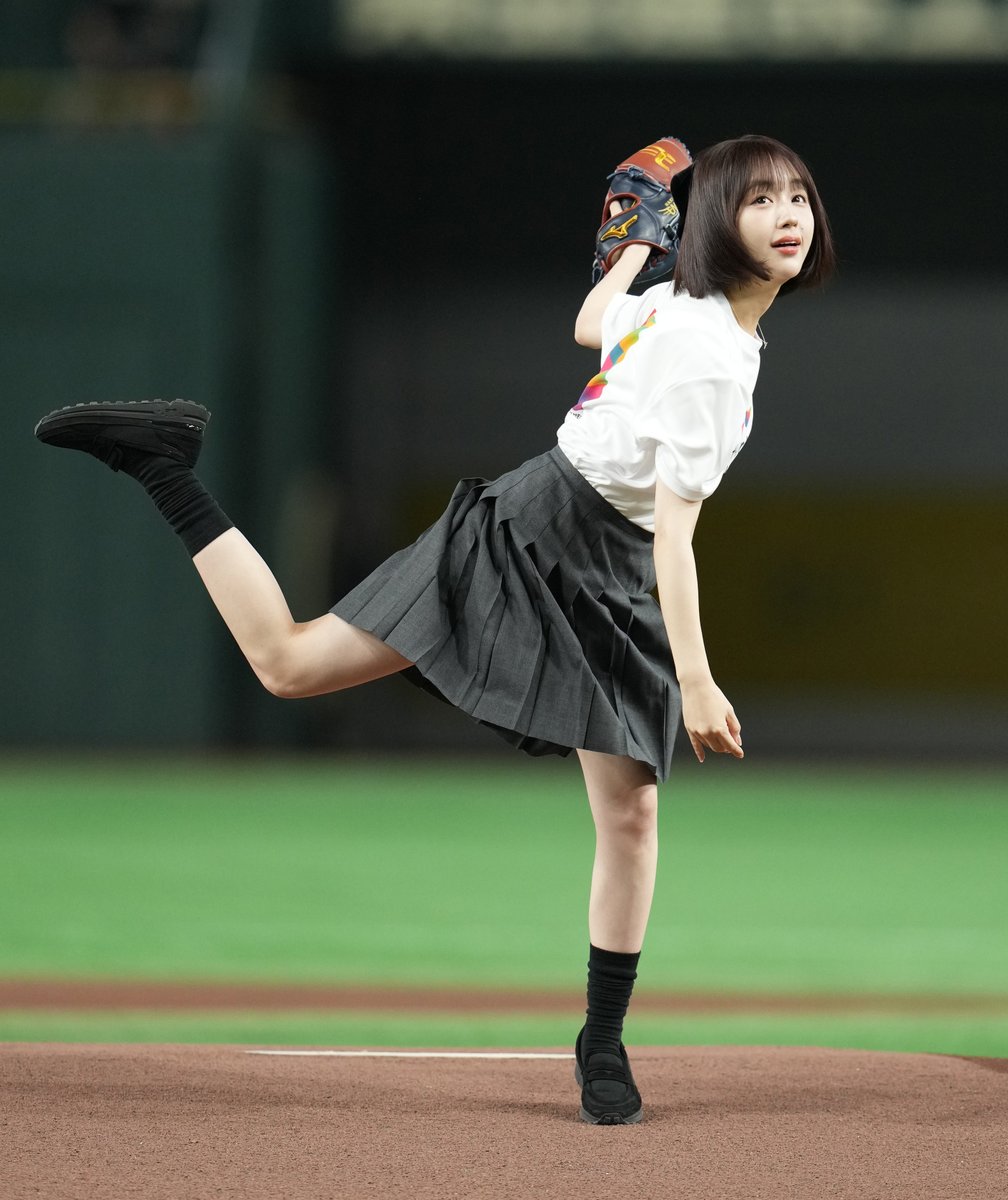 楽天対ロッテ】15日、セレモニアルピッチに登場した、なえなのさん