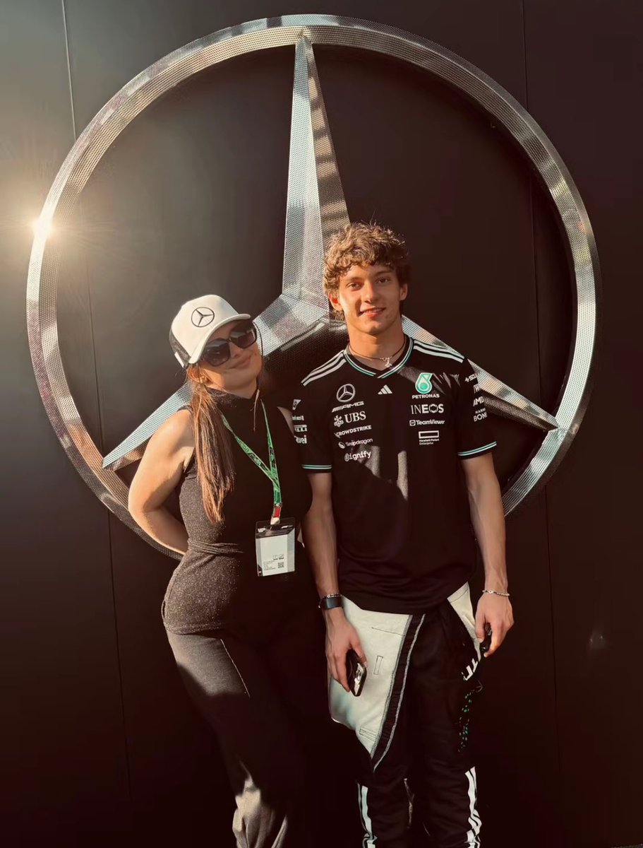 AKANTONELLl's tweet image. kimi taking a photo with each of his classmates one by one 😭😭