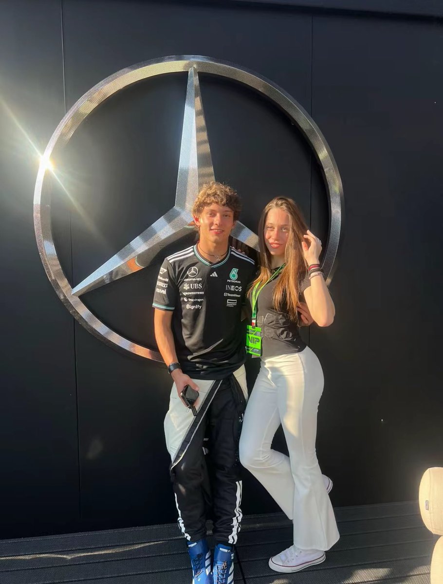 AKANTONELLl's tweet image. kimi taking a photo with each of his classmates one by one 😭😭