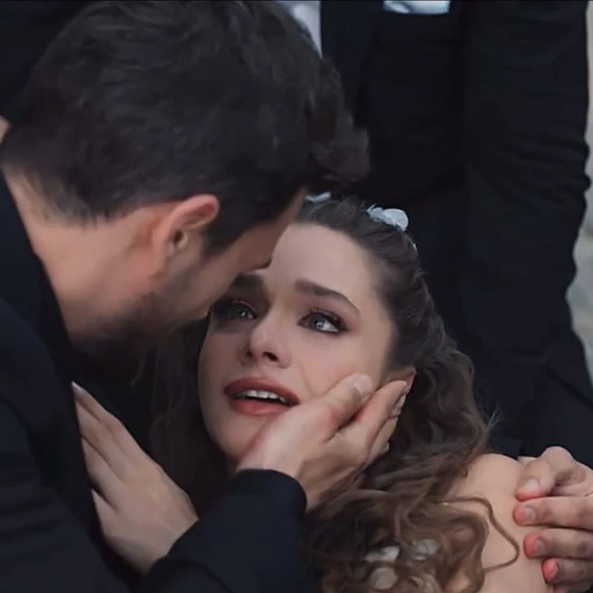 her happiest day became her last day… 💔
#hudutsuzsevda #halzey