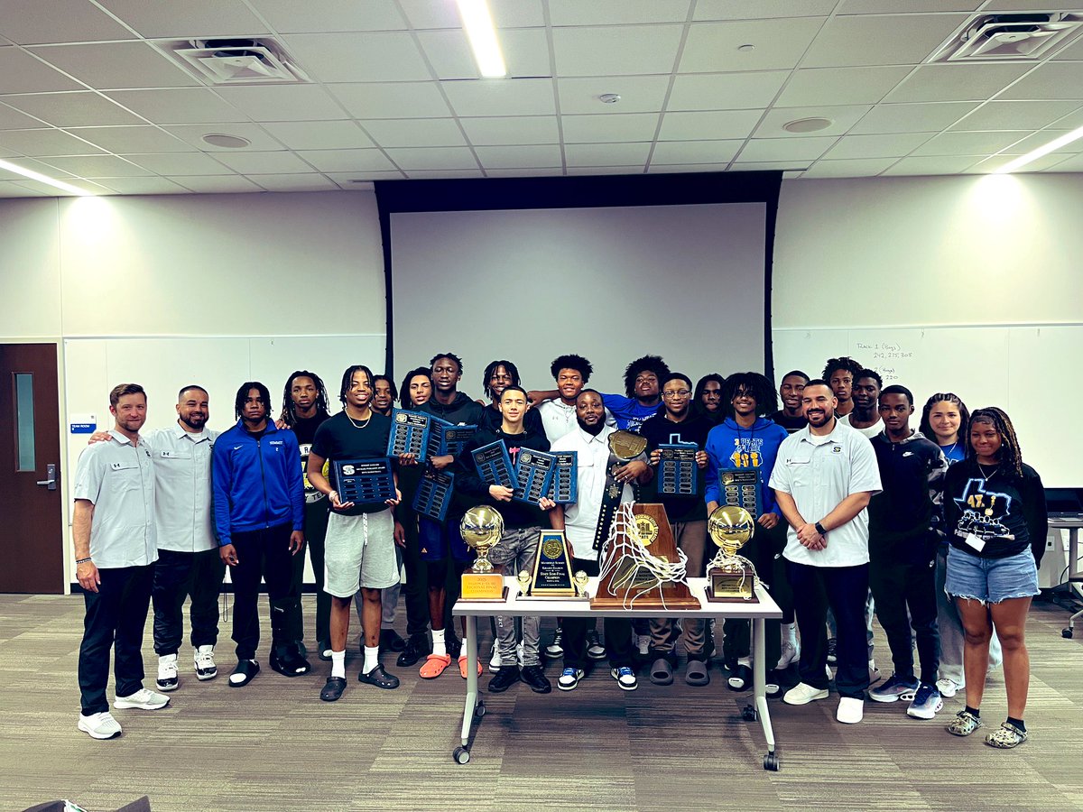 CoachBarona's tweet image. One final gathering with the 24-25 State Champions. We made memories that will last a lifetime, and I’m truly blessed to be part of this journey with such an incredible group. Huge thanks to the coaches, players, and parents who made this season unforgettable. Now GO RUN IT BACK!