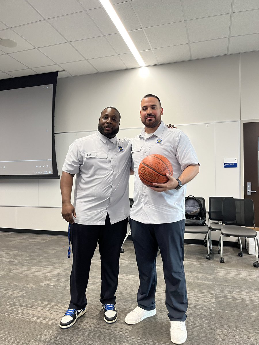 CoachBarona's tweet image. One final gathering with the 24-25 State Champions. We made memories that will last a lifetime, and I’m truly blessed to be part of this journey with such an incredible group. Huge thanks to the coaches, players, and parents who made this season unforgettable. Now GO RUN IT BACK!