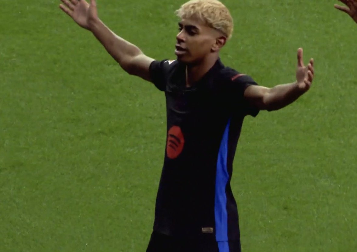 Lavozgalactica's tweet photo. Lamine Yamal le ha copiado la celebración a Jude Bellingham.

Haber si puede copiarle el levantar una Champions. 😁 https://t.co/6DWTz0ayWg