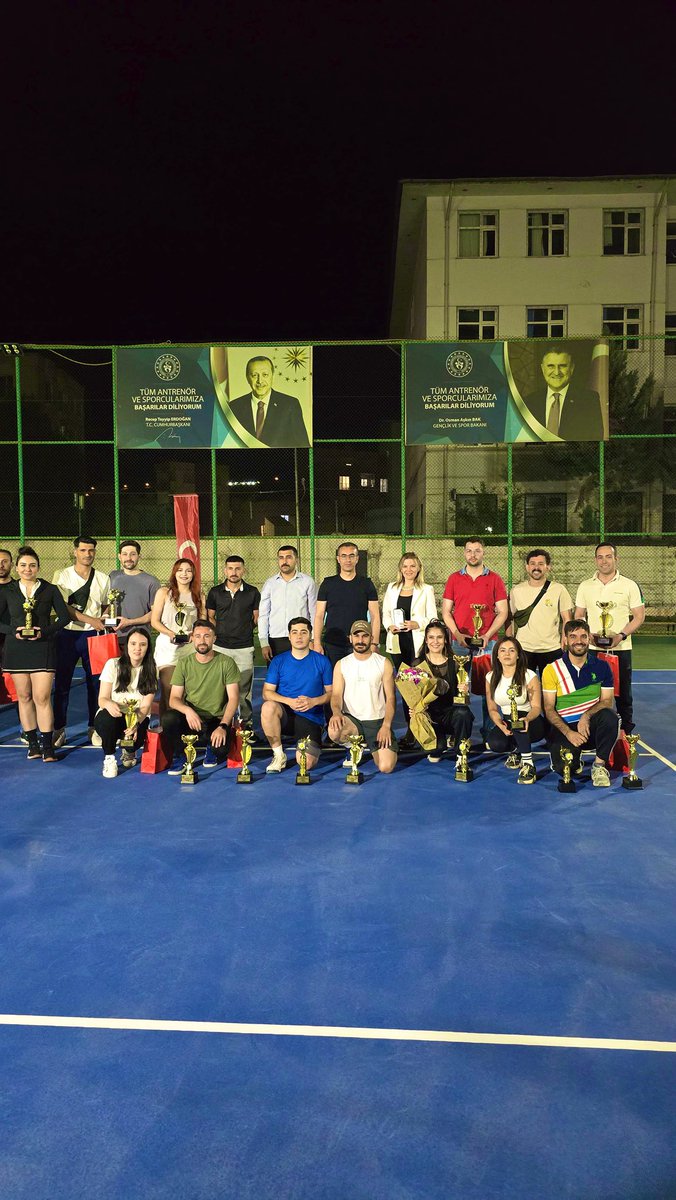 Cizre Tenis🏸Akademisi Spor Kulübü Tarafından 15-21 Mayıs #GençlikHaftası münasebetiyle Geleneksel 1. Bahar Tenis 🎾 Turnuvasının final maçında dereceye giren sporculara ödülleri🏆🏅İl müdürümüz ve kurum müdürümüz tarafından takdim edildi. 👏🤩