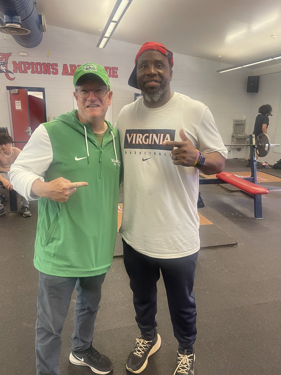 AHS_Ballcoach's tweet photo. Always great to have great coaches like @GunterBrewer stop through Hydraulic RD to spread some love and knowledge and take in the talent in the building. @isaiahgoviral @storyofyuro @Xzaivon_carter0 @JaGore44 @therealabi3_ @bimw1_morgan @Cam_Williford 

#hydraulicrd https://t.co/bAnD26bKop