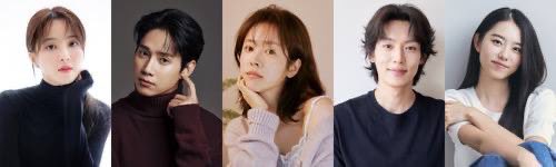 Kdramastars1's tweet photo. أعلنت قناة JTBC رسميًا عن طاقم مسلسلها القادم بعنوان #CEOShinsProject ، والمقرر عرضه خلال العام المقبل! 📺✨
النجوم المشاركون في العمل:
#ParkSungHoon
#HanJiMin
#JungHyeSung
#LeeKiTaek
#KimSoHye
المسلسل من إخراج LeeJaeHoon، المعروف بأعماله Run On وDivorce Attorney Shin، https://t.co/VDx8TMrIio