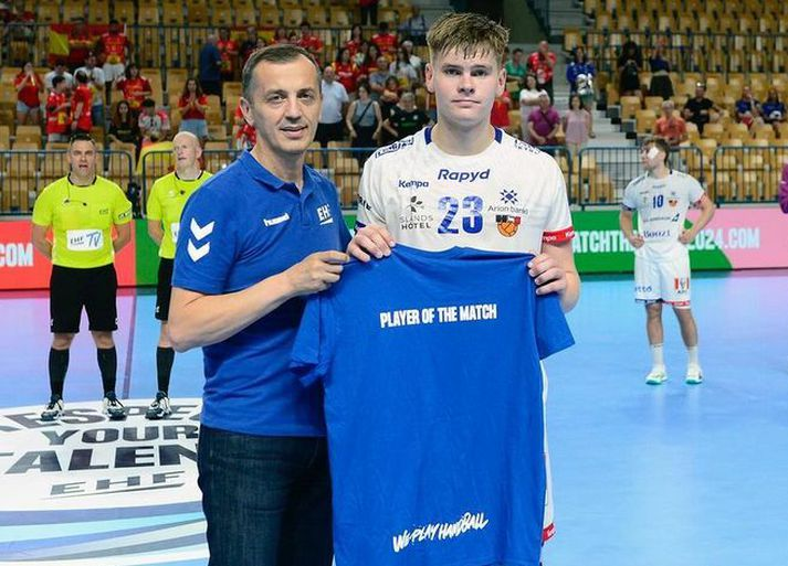 ⚡️MELSUNGEN BOUND STEFANSSON ON FIRE AGAINST VALUR
Reynir Thor Stefansson (19) who is being strongly linked with a move to Melsungen this summer led Fram to a 37-33 win against Valur tonight, scoring 12 goals. Fram take a 1-0 lead in the series (3 wins to be champions). #handball