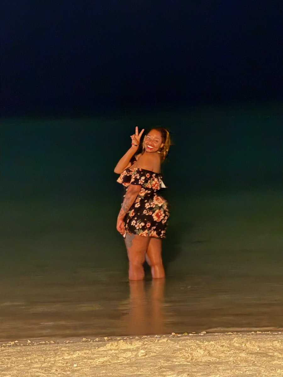 _SINsational__'s tweet photo. Here’s to my new life as a Pacific Islander 🏝️ this life agrees with everything but my locs 🫠 https://t.co/ID386ythYc