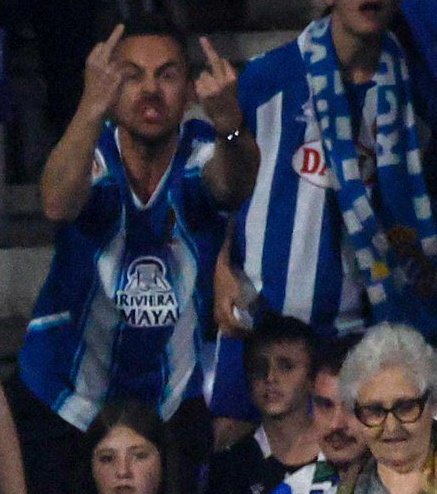 Aquí un senyor de 40 anys descarregant tota la seva ira en un nen de 17 anys mentre el seu fill (que és impossible que no flipi amb Lamine) s'ho mira amb ganes de fer-se gran i poder ser de l'equip que ell vol i no del que vol el seu pare.