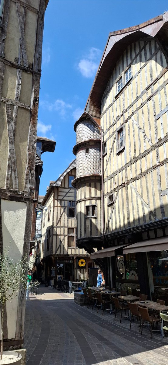 nicostjean's tweet photo. Of the 3000 timbered houses in Troyes, I may have photographed 2k+! But here's the last I'll post. https://t.co/0dgs9hp9ix