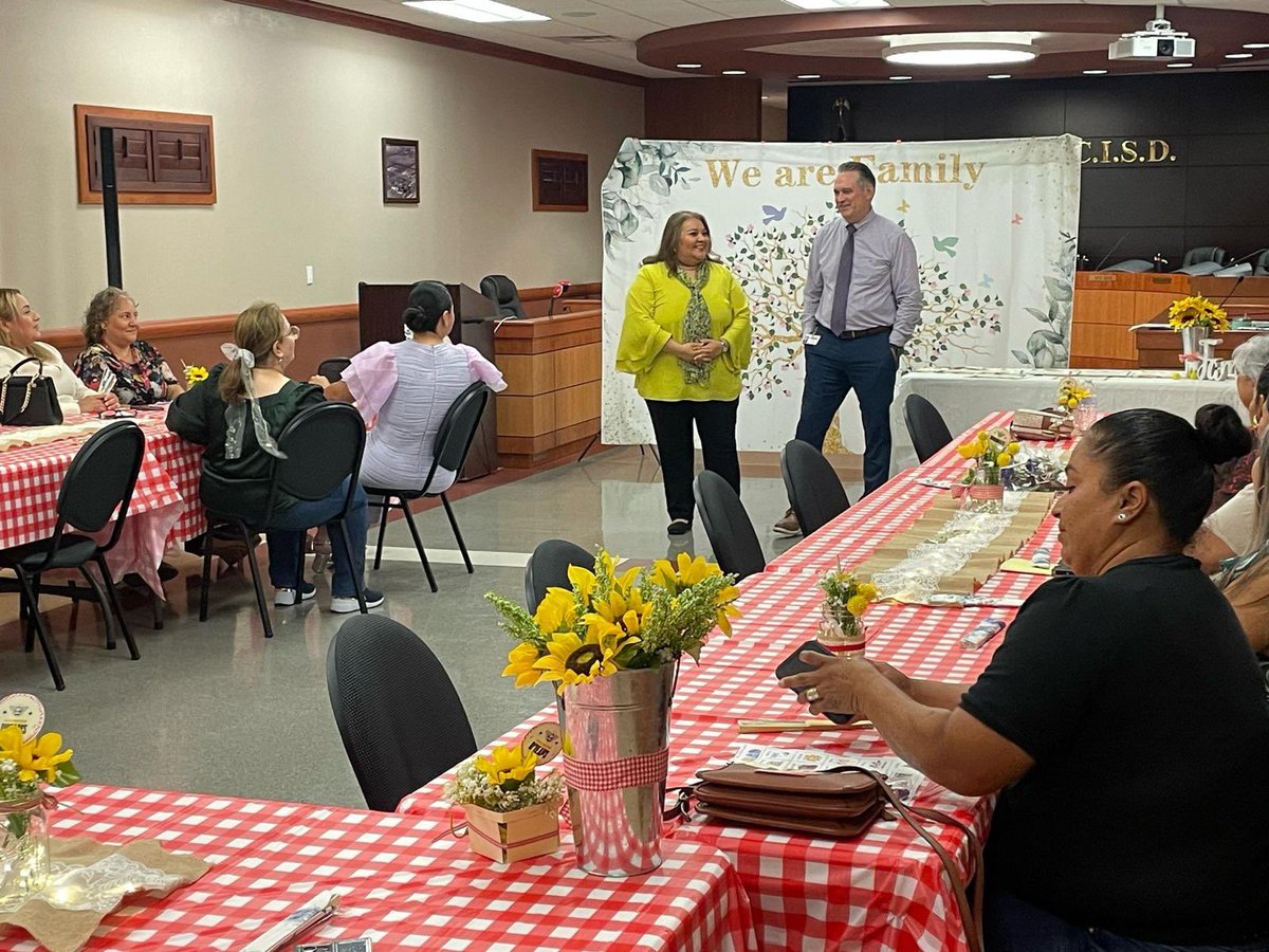 LFCISDFamEngage's tweet image. ESL Awards & Recognition for @LosFresnosCISD Ps. Celebrating Parental Achievements! Thank you Mr. McDonough (@jmcdonough33), Chef Obregon (SFE) & Nurse Davis (@lfnursing) for your message to Ps.