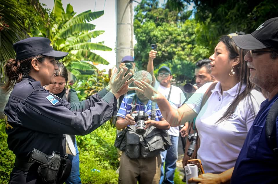 ESTA INGRID ESCOBAR ALGO ALSADITA HABLANDOLE FUERTE A LOS POLICIAS COMO QUE LES DOLIO QUE LES QUITARAN EL 30% POR MONTAR SUS SHOW BARATOS DE IZQUIERDA AL ESTILO DEL FMLN BUENO SI TODOS LOS QUE AHI ANDABAN SON DEL FMLN <a href="/Silvita_Sorian0/">Silvia..🇸🇻</a> <a href="/GIRONV875/">Giron H.</a> <a href="/Jennie_LunayMar/">✈︎Jennie✈︎</a> <a href="/MrGamingTec/">El Nuevo El Salvador</a>
