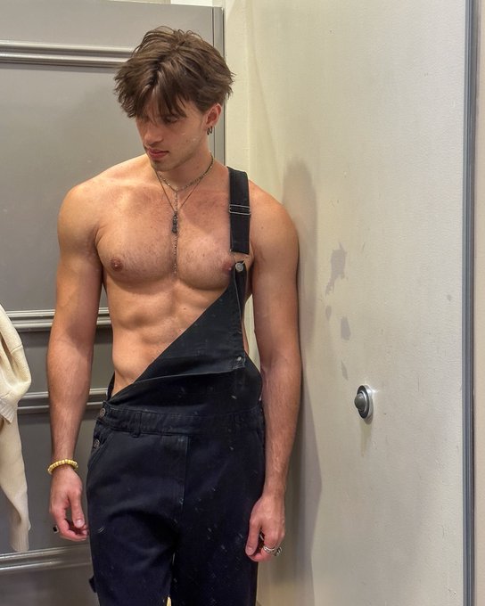 Watch Chase's leaked NSFW photo on TwXstars