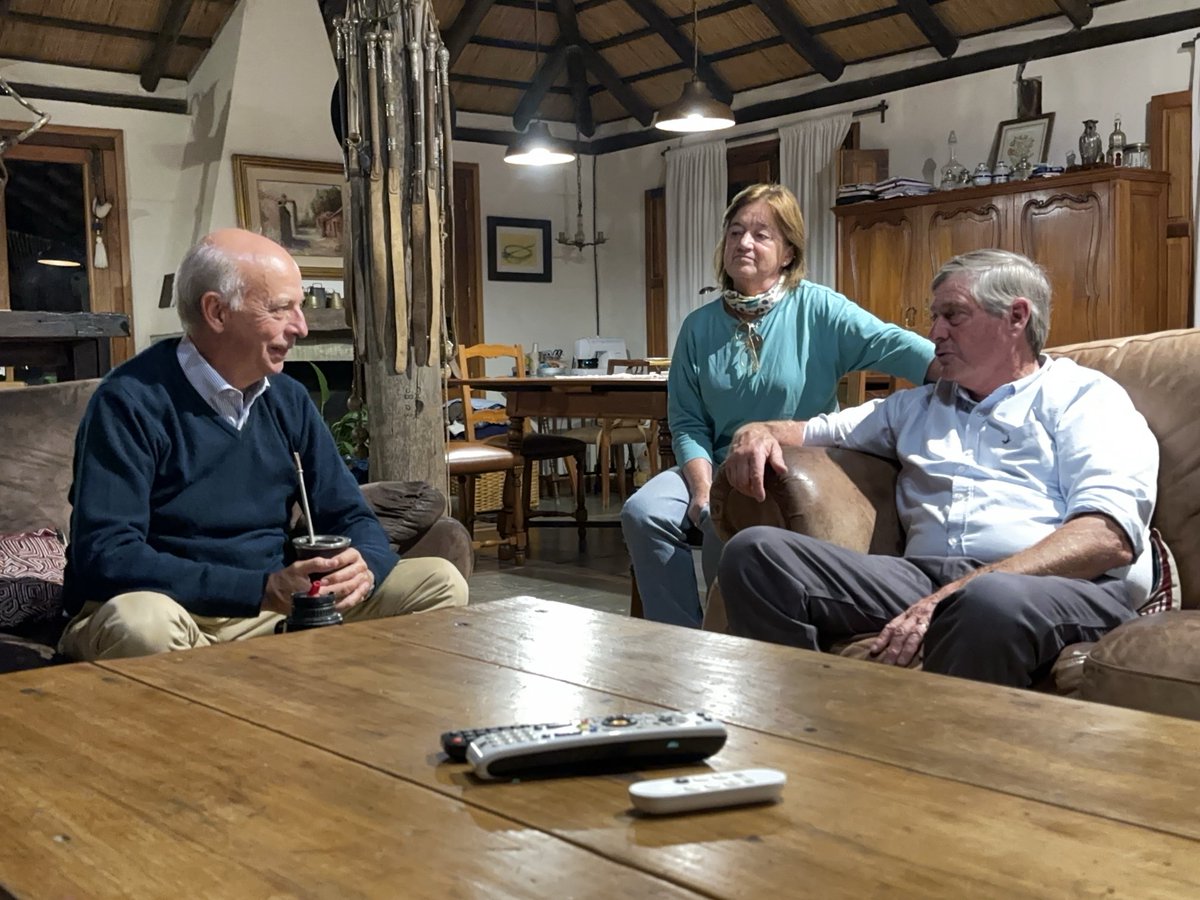 Javier García (@javiergarcia_uy) on Twitter photo Tomando unos mates con <a href="/besozzi_guille/">Guillermo Besozzi</a> y felicitándolo por su victoria y la del <a href="/PNACIONAL/">Partido Nacional</a> en Soriano. Tomando unos mates con <a href="/besozzi_guille/">Guillermo Besozzi</a> y felicitándolo por su victoria y la del <a href="/PNACIONAL/">Partido Nacional</a> en Soriano.