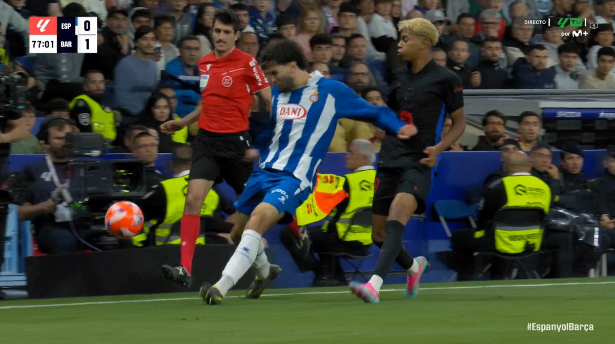 🖥️💥 El VAR tuvo que echar un cable a Soto Grado en el Espanyol - Barcelona.

👉🏻 Cabrera golpea con el brazo en el abdomen de Lamine Yamal con intención de agredir a su rival.

✅ ES ROJA DIRECTA.

▪️ Ni Soto Grado ni su asistente, a un metro de la acción, apreciaron la agresión.