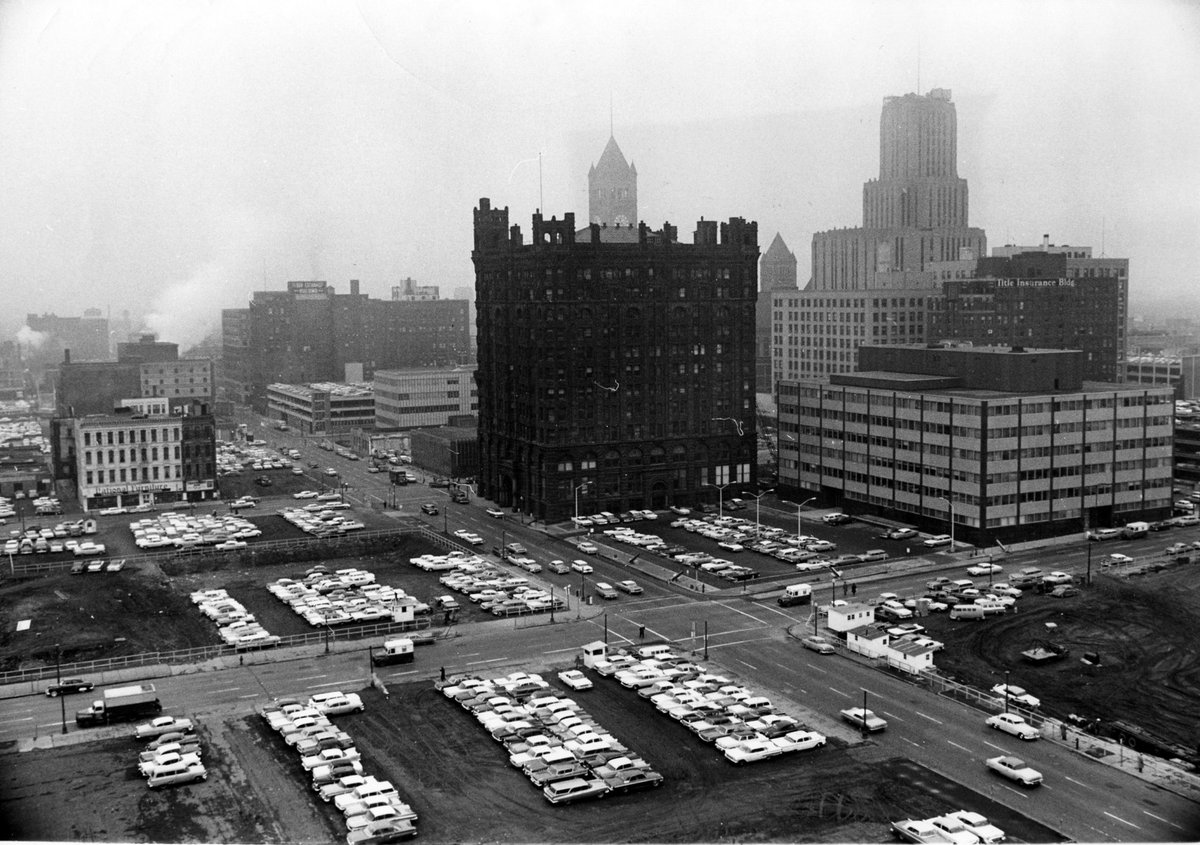 comrade_casey's tweet image. 🇺🇲 American Communists must REVERSE urban renewal—a FASCISTIC project that flattened working-class neighborhoods to make room for parking lots, freeways, and corporate playgrounds.
We must uplift American cities and return them to their former glory.