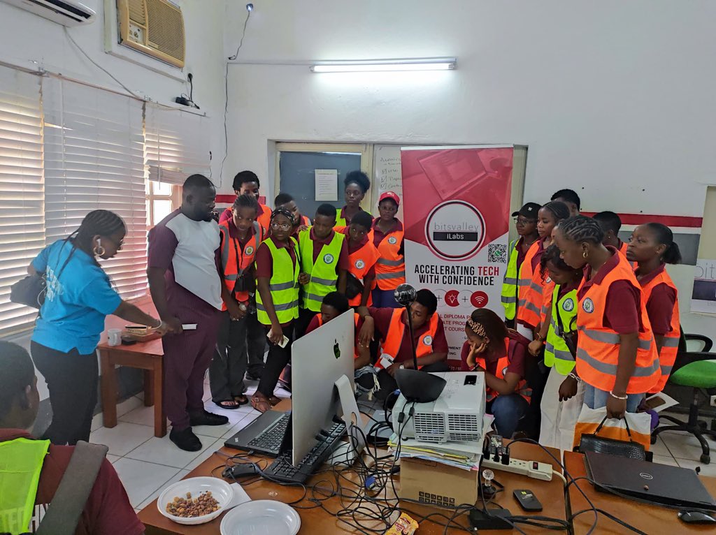 Yesterday, on May 14, 2025, Bitsvalley iLabs in Douala had the pleasure of welcoming computer engineering students from FOMIC Polytechnic. 

#BitsvalleyiLabs #FOMICPolytechnic #TechEducation #FutureLeaders #Douala #Internships #SummerCamps #ComputerEngineering #HandsOnLearning