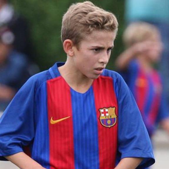 BlazquezFont's tweet image. Fermín López ha pasado de jugar cedido en Tercera a ayudar a sentenciar una nueva Liga de su Barça. Con el trabajo de la Masia y la confianza de Xavi y Flick, el canterano del Barça ya es élite. Una vez más, la cantera dando una lección a la cartera. #FCBarcelona